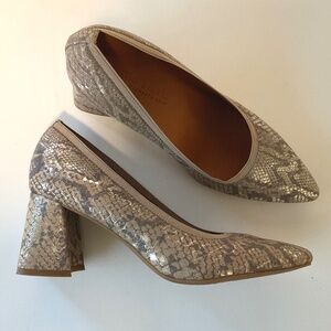GENTLE SOULS Dionne Pointed Toe Lt Brown Snake Embossed Pump Size 7.5 
LIKE NEW